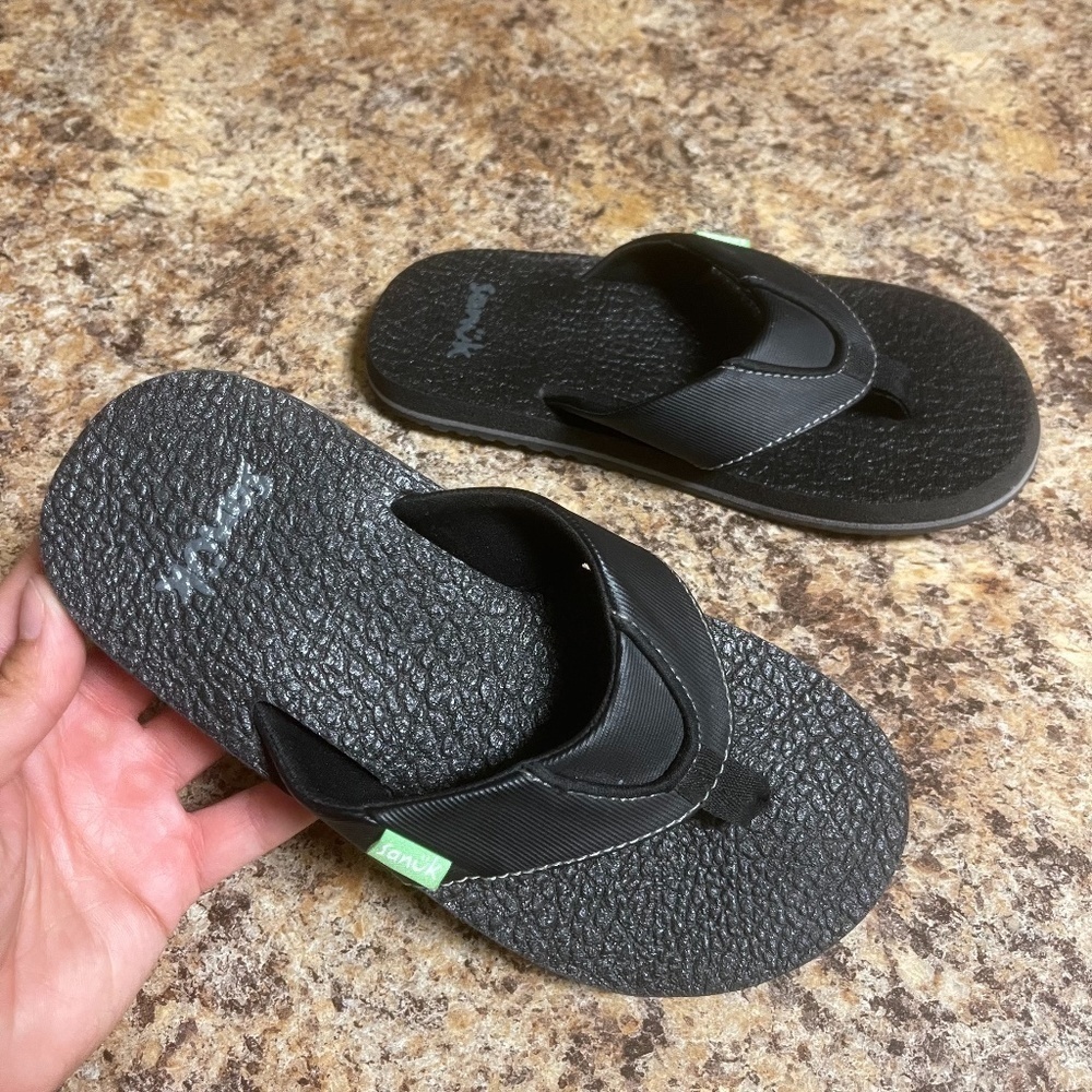 ! Sanuk Black Beer Cozy Flip Flops Kids Size 13 or 1